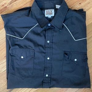 Long sleeve snap front western shirt. Black with white piping. Size XL